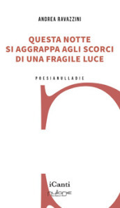 Questa notte si aggrappa agli scorci di una fragile luce